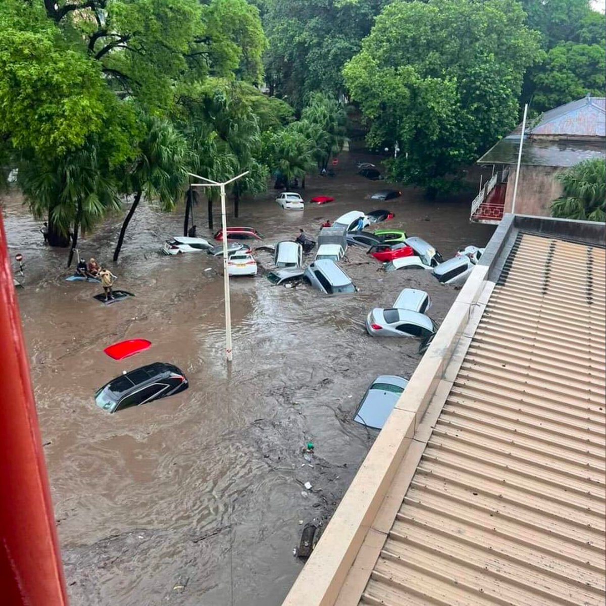 PIROI_CRF's tweet photo. 🔴 Cyclone #BELAL : Alerte cyclonique de classe 3 à l'île #Maurice.
⛑ La @MRURedCross mobilise ses équipiers de réponse d'urgence et une ambulance pour apporter une assistance aux personnes touchées, avec l'appui de la PIROI, @commission_coi @EUAmbMauritius et @EU_Partnerships. https://t.co/pNLVq5jByU