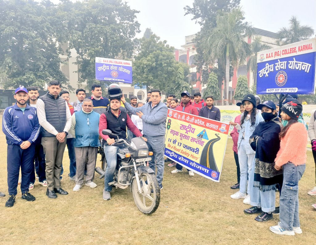 आज डी ए वी पीजी कॉलेज करनाल की राष्ट्रीय सेवा योजना इकाई के द्वारा #राष्ट्रीय_सड़क_सुरक्षा_सप्ताह कार्यक्रमों और विशाल रैली का आयोजन किया गया। प्राचार्य डाॅ रामपाल सैनी जी ने हरी झंडी दिखाकर रैली को कॉलेज से रवाना किया। जिसमे एन.एस.एस. स्वयंसेवकों ने बढ़-चढ़ कर हिस्सा लिया ।
