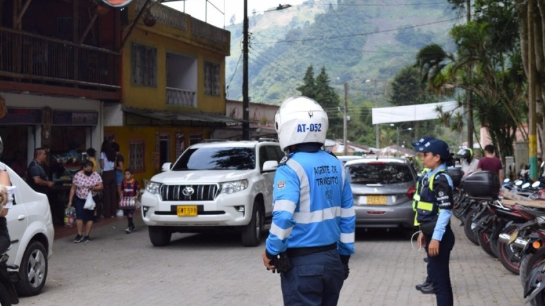 Elolfato's tweet photo. #Movilidad | Anuncian #operativos contra el mal parqueo en el #Cañón del #Combeima: https://t.co/E7dcfHIVJX https://t.co/v8YUeLe9d1