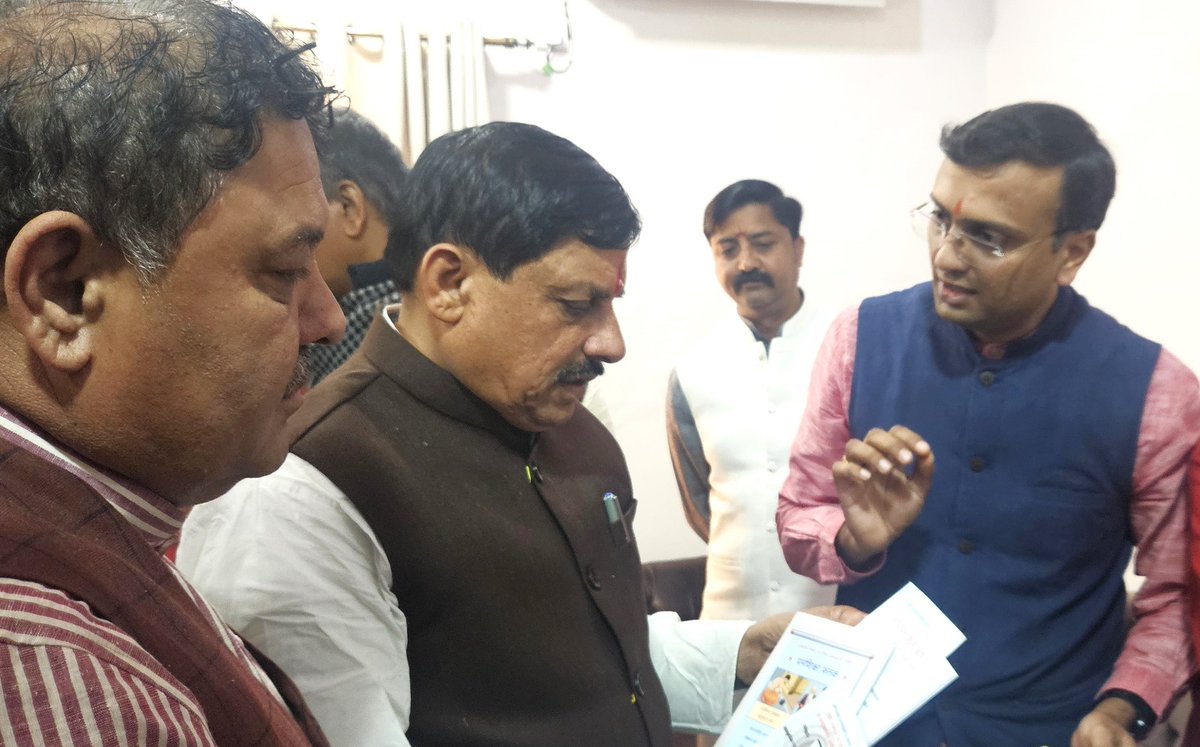 Anand_J25's tweet photo. आज मकरसंक्रांति पर @HinduJagrutiOrg
की ओर से उज्जैन में मुख्यमंत्री मोहन यादवजी का श्रीकृष्ण की प्रतिमा देकर अभिनंदन किया । उन्हे समिति के कार्य से अवगत कराया एवं धर्मशिक्षा फलक ग्रंथ भेंट किया । इस समय भाजपा नगर अध्यक्ष विवेक जोशी उपस्थित थे । @Vivekjoshi_bjp2
@DrMohanYadav51 https://t.co/0UTvN7Ai0b