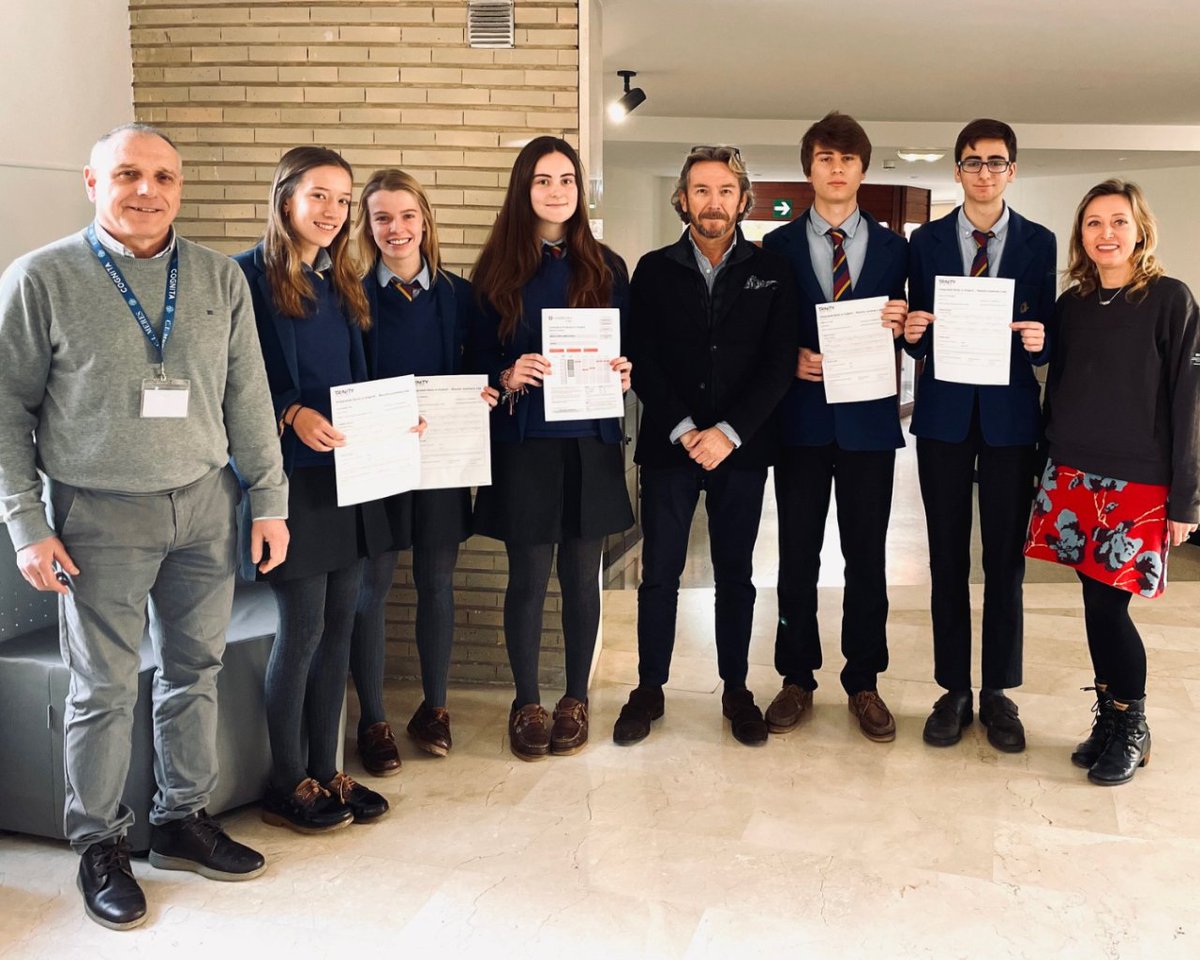Damos nuestra enhorabuena a Lucía Murillo, Inés Vaes, Marta López-Jamar, Rafael Laria y Ángel Ornia por certificarse con el C2 de inglés 🏆 Y no podemos olvidarnos de sus profesores Joanna Kobus y Lorenzo Rodríguez Solís, y Wenceslao Sánchez, MFL Coordinator 👏 Great work, guys!