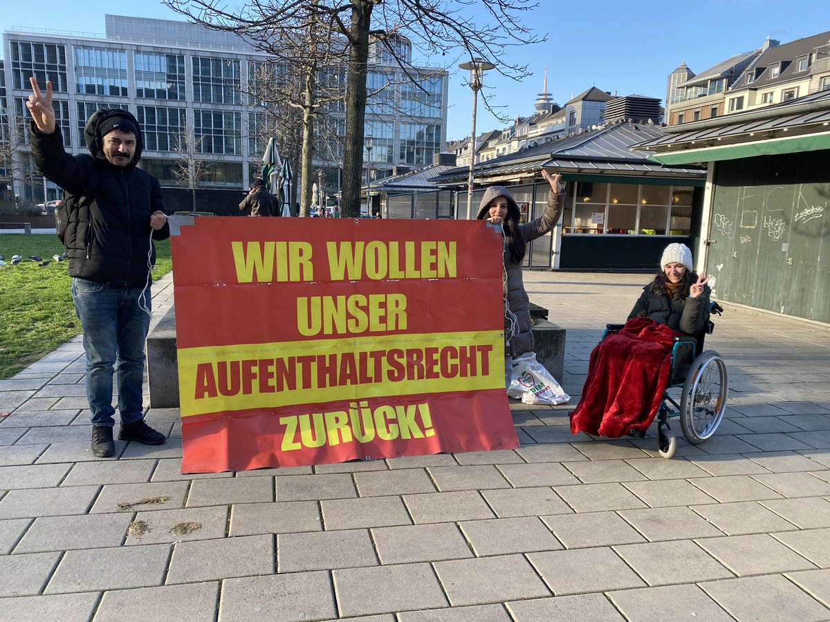 #InnenministeriumNRW #ausländerbehördeköln 270 Hafta Çarşamba. Düsseldorf İçişleri Bakanlığı Önünde Olacağız Oturum Haklarımızı İçin. Oturum Haklarımızı Geri İstiyoruz. 30 Km Sınırı Kaldırılsın. İmza Dayatması Kaldırılsın. Almanya Direniş Meclisi.