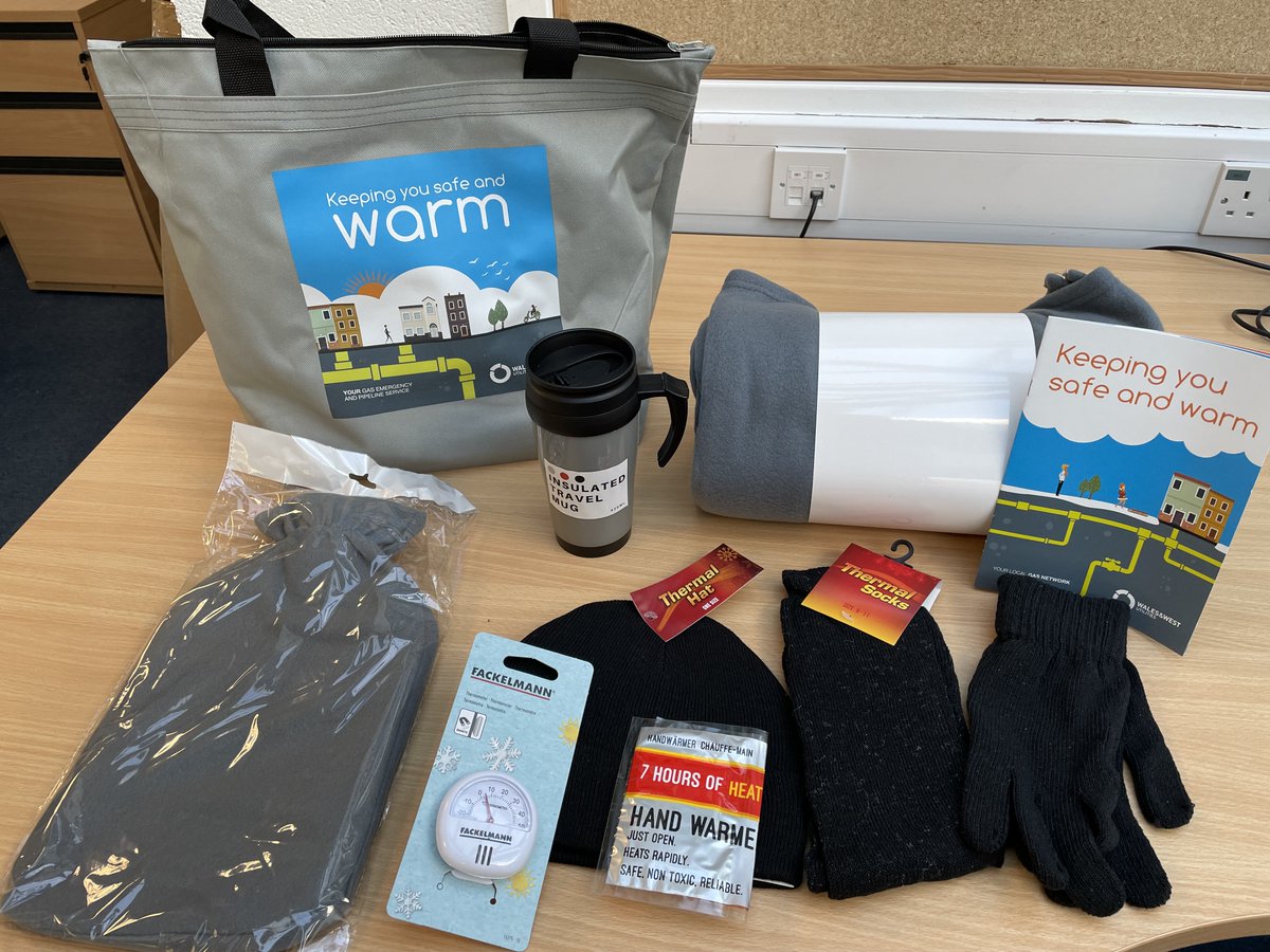 GofalaThrwsio's tweet image. Thanks to @WWUtilities for the winter packs - our case workers will distribute to our clients asap #goodtiming 🥶 diolch #makingadifference