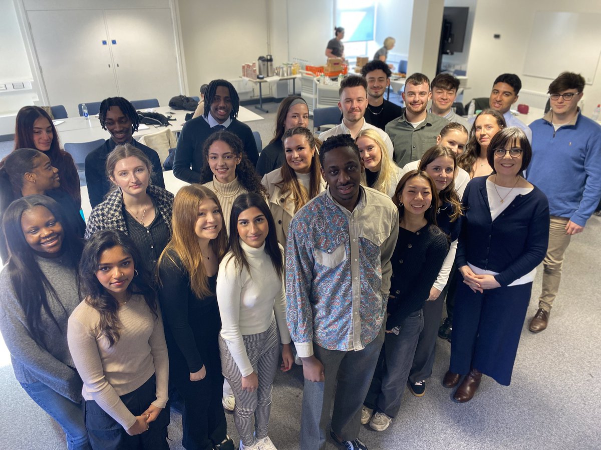 Students were listening intently throughout the keynote by @ShingiMararike @TrentUni @CBJNews and asked great questions to gather further advice on their journalism journey