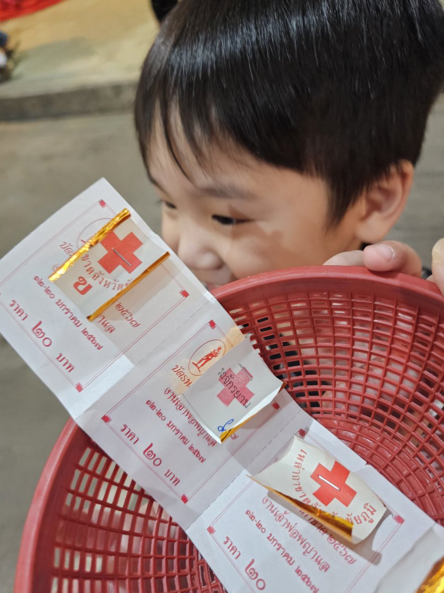 วันก่อนพาแม่ไปล้วงไหได้รถมอเตอร์ไซค์ วันนี้พาหลานไปล้วงไหได้รถจักรยาน บ้านนี้ดวงเฮงเกิน 55555555555