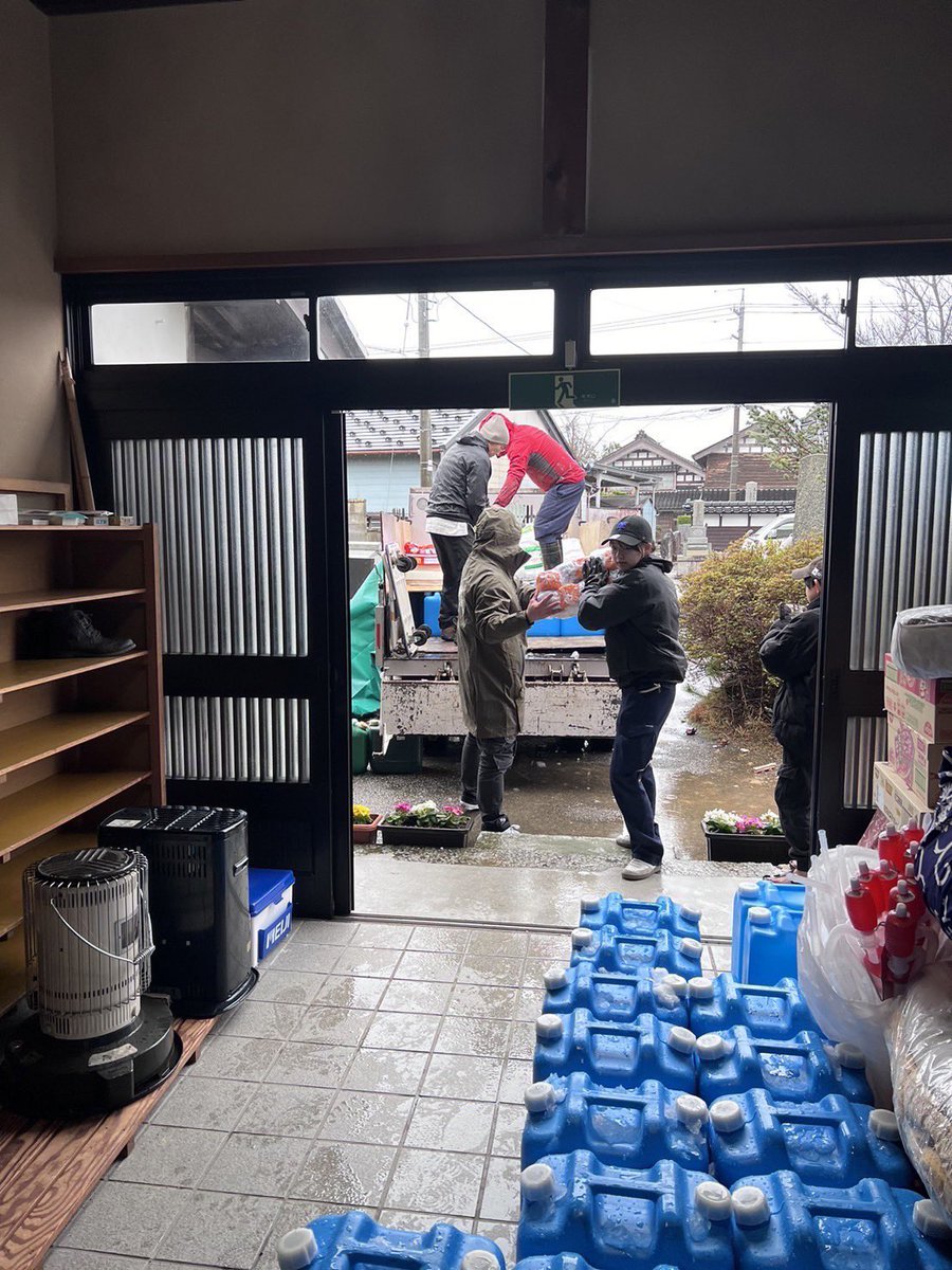 zennissei_'s tweet photo. 【現状報告②】

■１月７日（日）
石川２部青年会の大森上人、高野上人とオンラインにて現状報告と今後の支援について協議を行いました。大森上人、高野上人のお寺は石川県羽咋地域にあり、位牌や仏具が倒れるなどの被害���受けましたが、地震発生当初から情報取集や支援活動を行っております。

〇報告
羽咋地域は日常に戻りつつあるが、羽咋から奥能登に向かう道路が大渋滞。
小さな避難所（100人未満）に支援が行き届いておらず、必要な物資も避難所ごとに違う。

〇全日青の支援について
一時的な支援拠点を妙法輪寺様（大森上人ご自坊）と定める。支援物資のミスマッチやタイムラグを防ぐために宅急便での送付や遠方からの物資搬入はしない。
現地（羽咋市）調達できるものは現地購入、入手困難な物資は近県（金沢市や富山、新潟）に協力を依頼して迅速に物資を搬入する。支援金の送金を決定。

■１月９日（火）
①支援金を活用して物資搬入用のハイエースを長期レンタルの申込。賛助会員の全国災害支援ネットワークjvoad様から災害支援車両許可証��受け取る。

②末吉災害対策委員長と富山日青会にて妙法輪寺様に自家用車４台で支援物資の搬入。
富山から妙法輪寺様には大きな渋滞もなく比較的スムーズに搬入できた。
支援物資：ガソリン、灯油、ブルーシート、簡易トイレ、体拭きシート、紙皿、割り箸、スポーツドリンク、カップ麺など。

■1月11日(金)
富山日青会が車１台で妙法輪寺様に物資搬入。里山街道の途中で検問があり、物資搬入の旨を伝えて積み荷の確認後に通過できた。
支援物資：ブルーシート、ガスボンベなど

次回は要請のあった灯油、ブルーシート、紙コップ、割り箸、紙皿、ジュース(子供用)などを支援予定。

#全国日蓮宗青年会 
#能登半島地震 
#能登地震 
#被災地支援 
#被災地支援金
#被災地支援活動