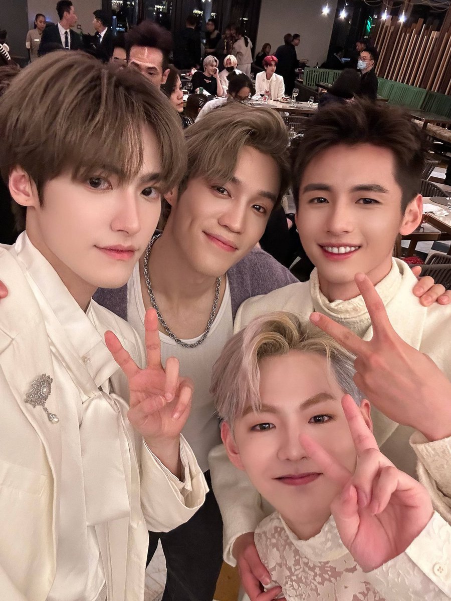 BOYHOOD_Xinxi's tweet photo. 真的很开心能够参加这一次的TVB《万千星辉颁奖典礼2023》，见到了很多小时候在电视机上看到的老师、前辈们，非常荣幸能够在现场见证他们的荣耀时刻，也再次看到了熟悉的画面，感受到了满满的情怀… #咔咔出片 https://t.co/CWTlFxsxzi