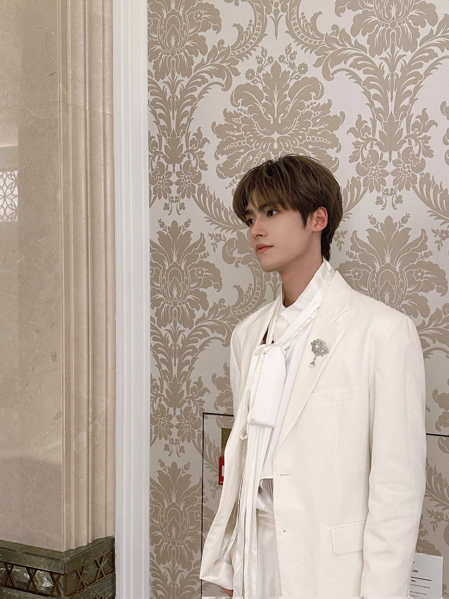 BOYHOOD_Xinxi's tweet photo. 真的很开心能够参加这一次的TVB《万千星辉颁奖典礼2023》，见到了很多小时候在电视机上看到的老师、前辈们，非常荣幸能够在现场见证他们的荣耀时刻，也再次看到了熟悉的画面，感受到了满满的情怀… #咔咔出片 https://t.co/CWTlFxsxzi