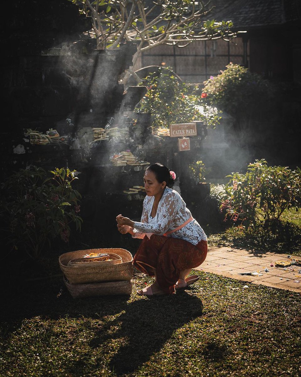 Celebrate the Balinese tradition where good triumphs over evil. During this sacred time, families welcome ancestral spirits with offerings. 
#WonderfulJourney #WonderfulIndonesia #BalineseTradition #SpiritualDuty #KuninganDay 
📸 @justravelynn