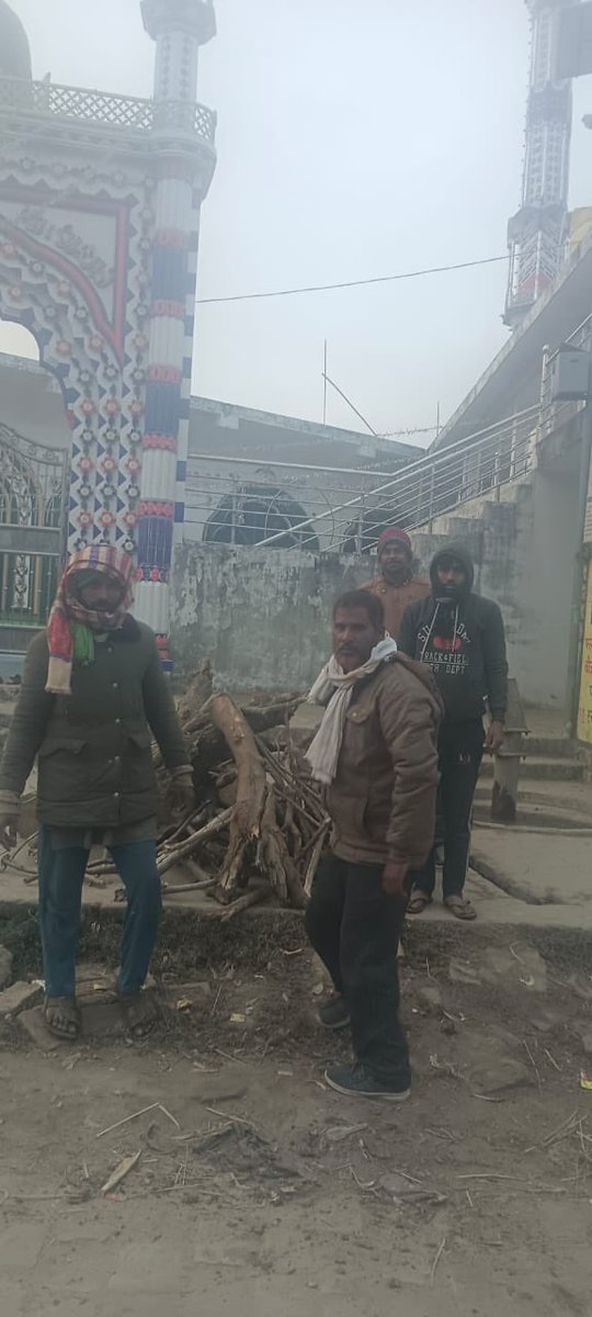 कड़कड़ाती ठंड में लगातार तीसरे दिन श्रीमती <a href="/MariaShah_Sp/">Maria Ali Shah</a> और समस्त समाजवादी कार्यकर्ताओं ने विधानसभा क्षेत्र, मटेरा ज़िला बहराइच, द्वारा अलाओ जलवाने का सराहनीय कार्य किया जा रहा है। 
आप सब को हृदय से नमन। 
जय समाजवाद, जय अखिलेश।