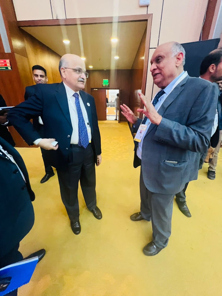 shreecementltd's tweet photo. Our Chairman Shri H M Bangur Ji in conversation with Shri (Dr.) P K Mishra Ji, Principal Secretary to PM, Shri @narendramodi Ji and Shri BVR Subrahmanyam Ji, CEO @NITIAayog during #VibrantGujarat. #pmo #pmoindia #ShreeCement #BuildSmartwithBangur #SolidGharSirfBangur @PrashantBangur @NeerajAkhoury @GajendraPSingh9