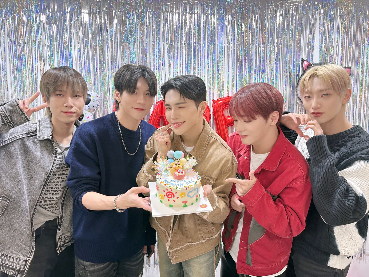 VannerOfficial's tweet photo. [#VANNER]

사랑한다 이것들아🫶🐾
(VVS는 더 사랑하구 ㅎ .ㅎ)
-탼🐾-

#배너
#태환아_너의_목소리를_응원해
#Happy_TAEHWAN_Day https://t.co/kgKcPtH2al