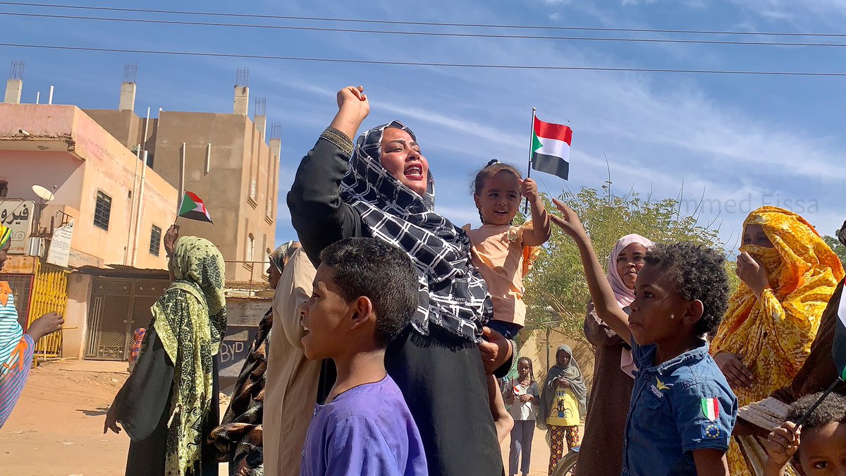 mohmd3issa's tweet photo. الفرحة الكبيرة قريبه جدا يا أمدرمان 
جانب من احتفالات الجيش والمواطنين اليوم بشارع الشنقيطي- كرري -أمدرمان https://t.co/lkoXzJqhaW