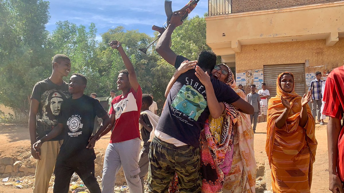 mohmd3issa's tweet photo. الفرحة الكبيرة قريبه جدا يا أمدرمان 
جانب من احتفالات الجيش والمواطنين اليوم بشارع الشنقيطي- كرري -أمدرمان https://t.co/lkoXzJqhaW