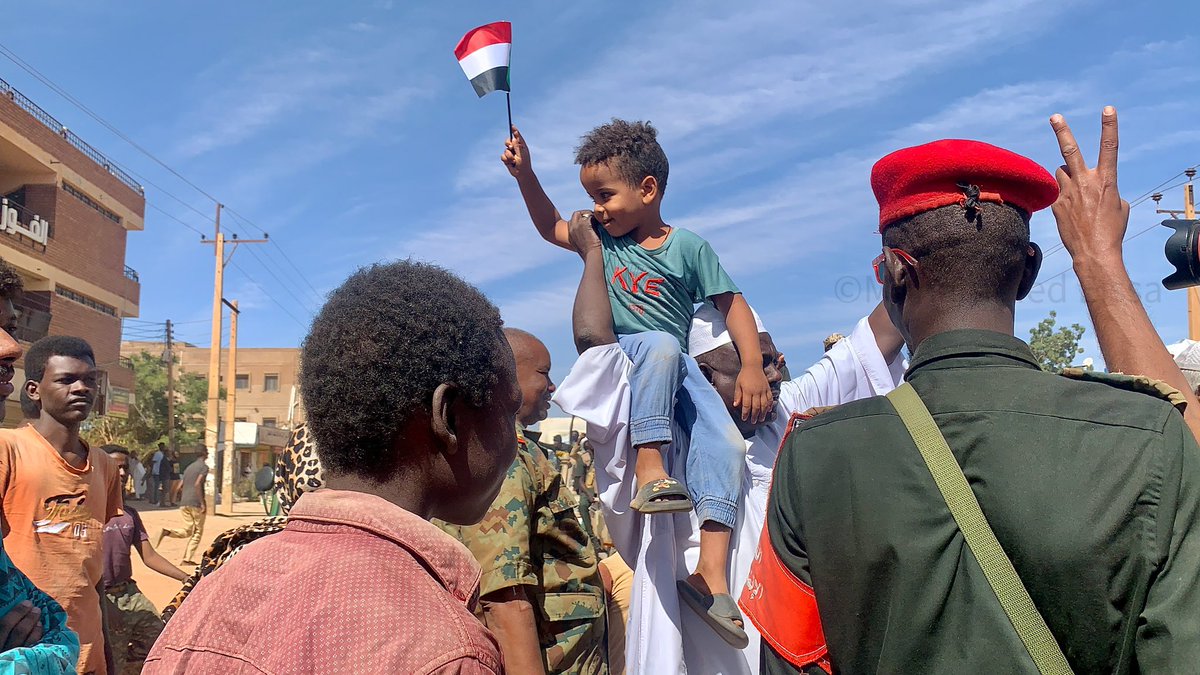 mohmd3issa's tweet photo. الفرحة الكبيرة قريبه جدا يا أمدرمان 
جانب من احتفالات الجيش والمواطنين اليوم بشارع الشنقيطي- كرري -أمدرمان https://t.co/lkoXzJqhaW