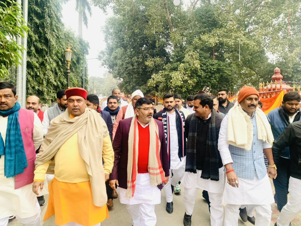 sahjanandraibjp's tweet photo. आज मकरसंक्रांति के पावन अवसर पर शिवावतारी गुरु गोरक्षनाथ मंदिर गोरखपुर में कार्यकर्ताओं के साथ..... https://t.co/7Bs67P1DmX