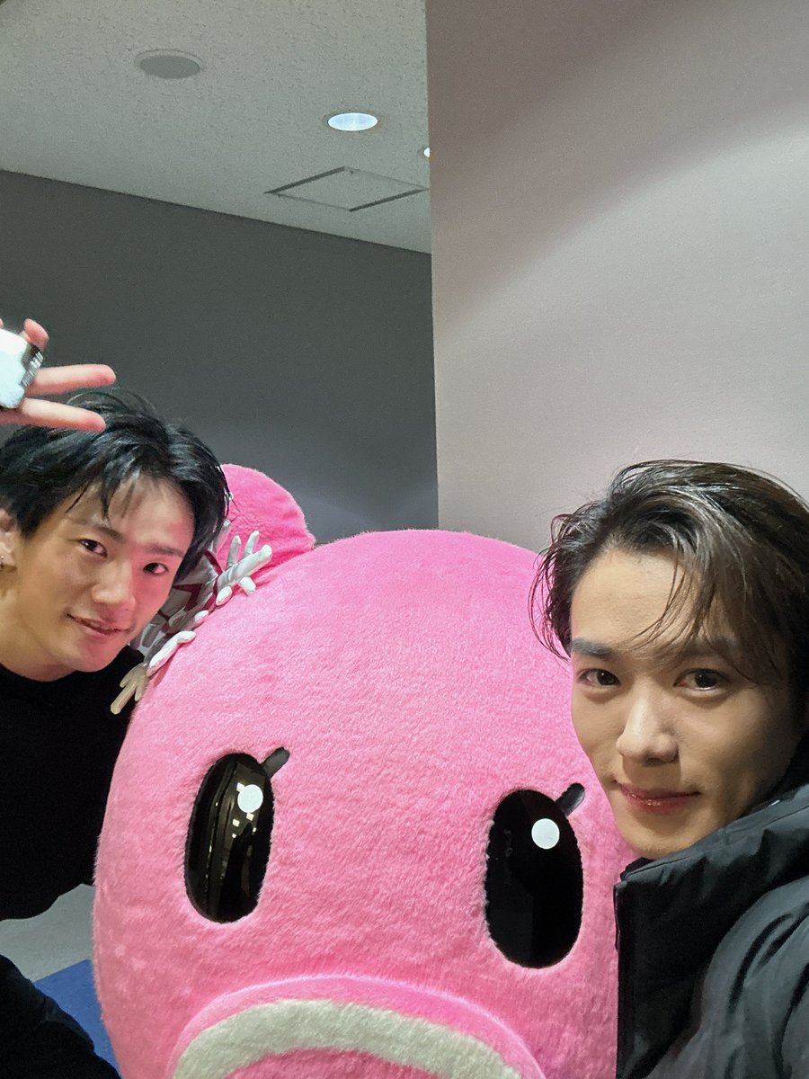 ura_river_'s tweet photo. 皆さん
こんぐばんは‼️

CDTVライブ！ライブ！
見て頂けましたかしら⁉️
バキバキのバチバチに
やらせて頂きました🙊🔥

ちな
黒髪した。
いちお報告🙏
帰り際に
Boonaちゃんに
会えました🙊
with 壱馬さん🙏

@sncrmpg_kk 
#CDTVライブライブ
#CDTV
#THERAMPAGE
#ランペ
#踊ってみた
#RAVERS https://t.co/ImlzpyVF68