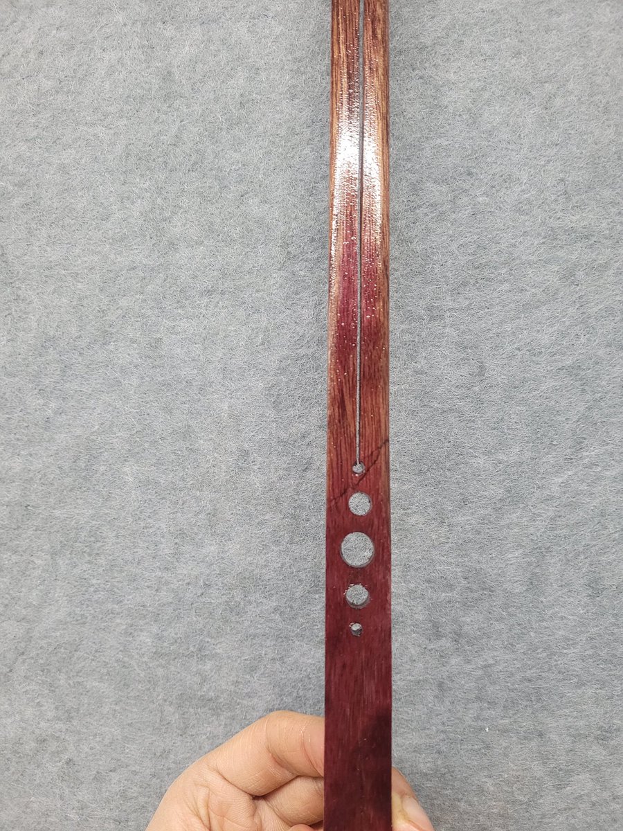 지인에게 디자인이 어떻냐고 물어봤는데, 사용법을 추천 받았습니다......끝에가 약간 벌어지는거면 포인트를 잡고 있어도 될 것 같다는 의견이었네요.혹시 모르니 이 디자인으로 제작할 경우 안쪽도 매끈하게 마감해야겠어요!