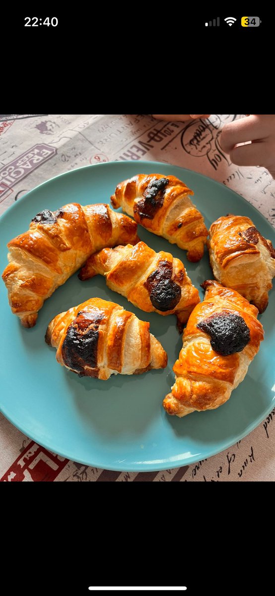 lauriveer's tweet photo. ayer Lauris sabía que estaba triste así que dormimos mucha siesta, me dio masajitos y después me hizo curasancitos rellenos de chocolate, la mejor novia si me preguntan, te amo Lauris🤎🫶🏼 https://t.co/2EkQzLOKqp