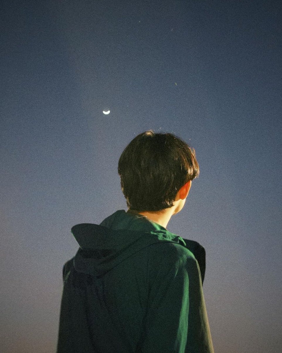 aphroanna's tweet photo. moongazing 🌙 https://t.co/CDXQfq86xS
