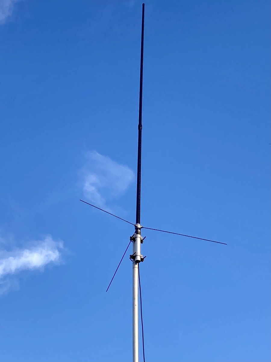 Vkthreepi's tweet photo. Very happy with the results of a #refurbishment of a #Diamond #X200 Cleaned radials & metal components, cleaned #radome & affixed good quality tape to protect the fibreglass. #labelled the #coax & colour coded. More on that later. Now to get it in the air #hamradio #VHF #UHF https://t.co/QprT5vOZCG