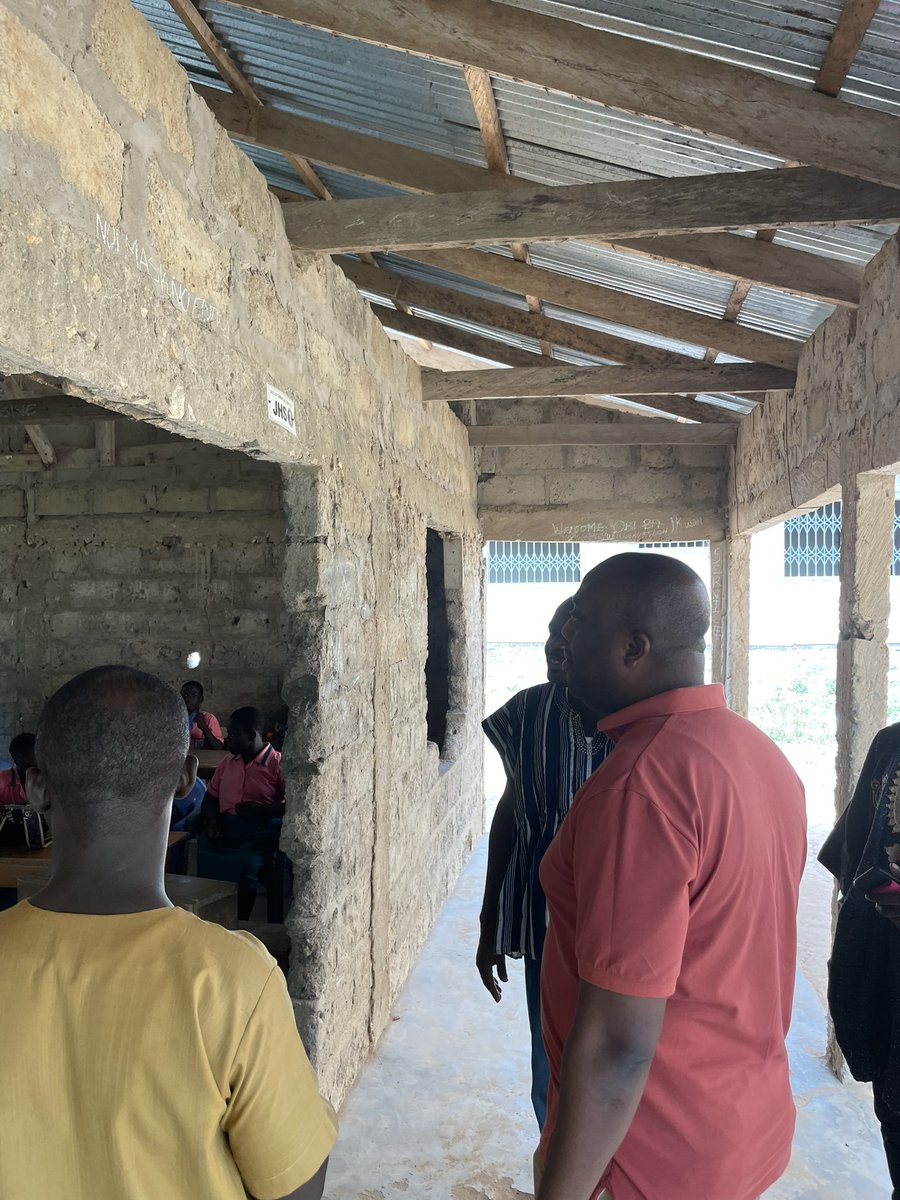 Thomas_Ampem_'s tweet photo. I visited the Savior Cambridge Basic School this morning to interact with the students and staff. I inspected their school structures and presented stationery, shirts to the school. I encouraged the school to establish a reading club to enhance teaching and learning activities. https://t.co/KsLHdI3H33