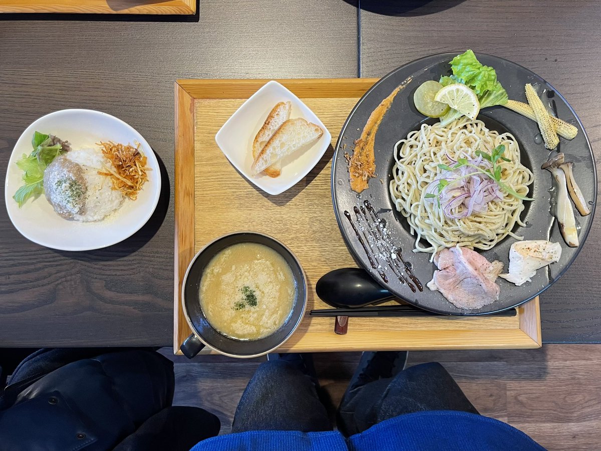 VOXY8822's tweet photo. フレンチラーメンの店 MATOYA
トリュフ薫る濃厚つけSOBA ポルチーニ茸のリゾットライス付き1200円
2024.01.14
11:50入店
券売機
カウンター&テーブル&テラス
店舗P有
テラスペット可
#MATOYA
#茨城県龍ケ崎市
#フレンチラーメン
#映える盛り付け
#満足度の高いお店
#接客丁寧
@ryugasakimatoya https://t.co/hHgmGVexTv