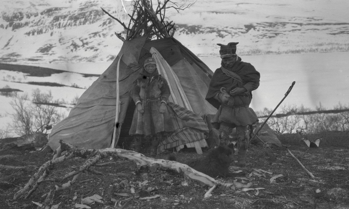 psimma's tweet photo. https://t.co/H9wW4k65Xx
The digitalization and public release of rare historical photographs from the 1913 state expedition encouraged the colonization of Lapland. This marks the first occasion on which these images have been made accessible to the general public.  #Colonialism https://t.co/2cG4S6cXAk