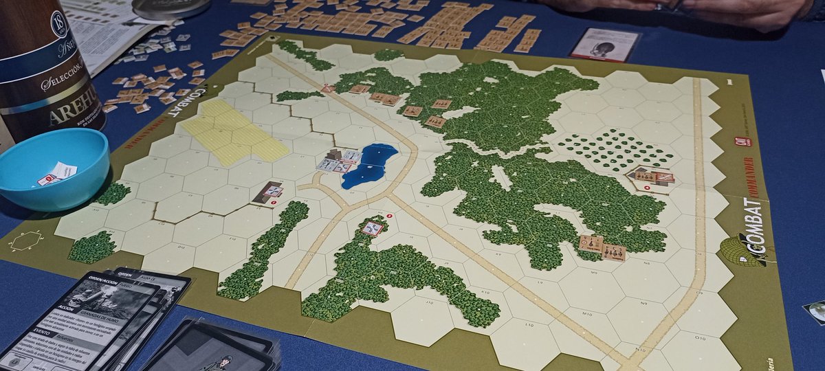 LitoraLudo's tweet image. Ayer jugamos a #CombatCommanderEurope. @KarlMartinyCia fue muy paciente y me explicó con mucho cariño. Me parece sublime como una única carta puede hacer diferentes cosas en función del contexto o de cuando salga. Juego muy temático. Por cierto, sus rusos barrieron a mis alemanes