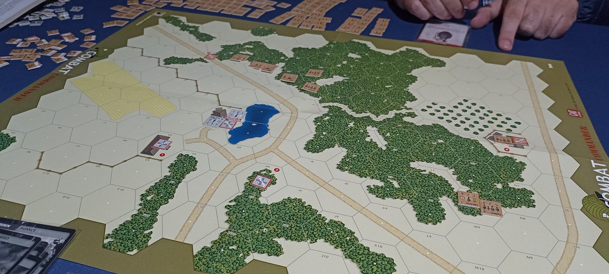 LitoraLudo's tweet image. Ayer jugamos a #CombatCommanderEurope. @KarlMartinyCia fue muy paciente y me explicó con mucho cariño. Me parece sublime como una única carta puede hacer diferentes cosas en función del contexto o de cuando salga. Juego muy temático. Por cierto, sus rusos barrieron a mis alemanes