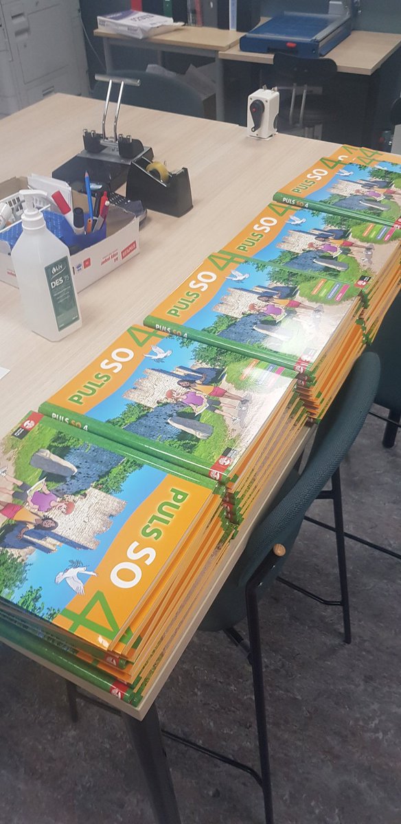 Innan jullovet fick vi i Gbg veta att ett extra statligt bidrag hade skickats ut till kommunerna.

Bidraget var öronmärkt till inköp av läroböcker. Jag kallade laget till extrainsatt möte där vi tillsammans gick igenom vilka böcker som skulle köpas in.

Nu har böckerna kommit.