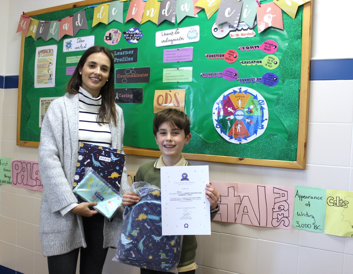 C_Mas_Camarena's tweet photo. Un año más nuestros alumnos de la Escuela Primaria han participado en el concurso nacional "𝒞ℴ𝓃 𝒷𝓊ℯ𝓃𝒶 𝓁ℯ𝓉𝓇𝒶" de @cuadernosrubio. 
✍️Nuestra alumna Elena ha sido la ganadora en la 3º categoría y sus compañeros, Paula y Álvaro, han sido finalistas. 
¡Enhorabuena! https://t.co/FpevvFKmz5