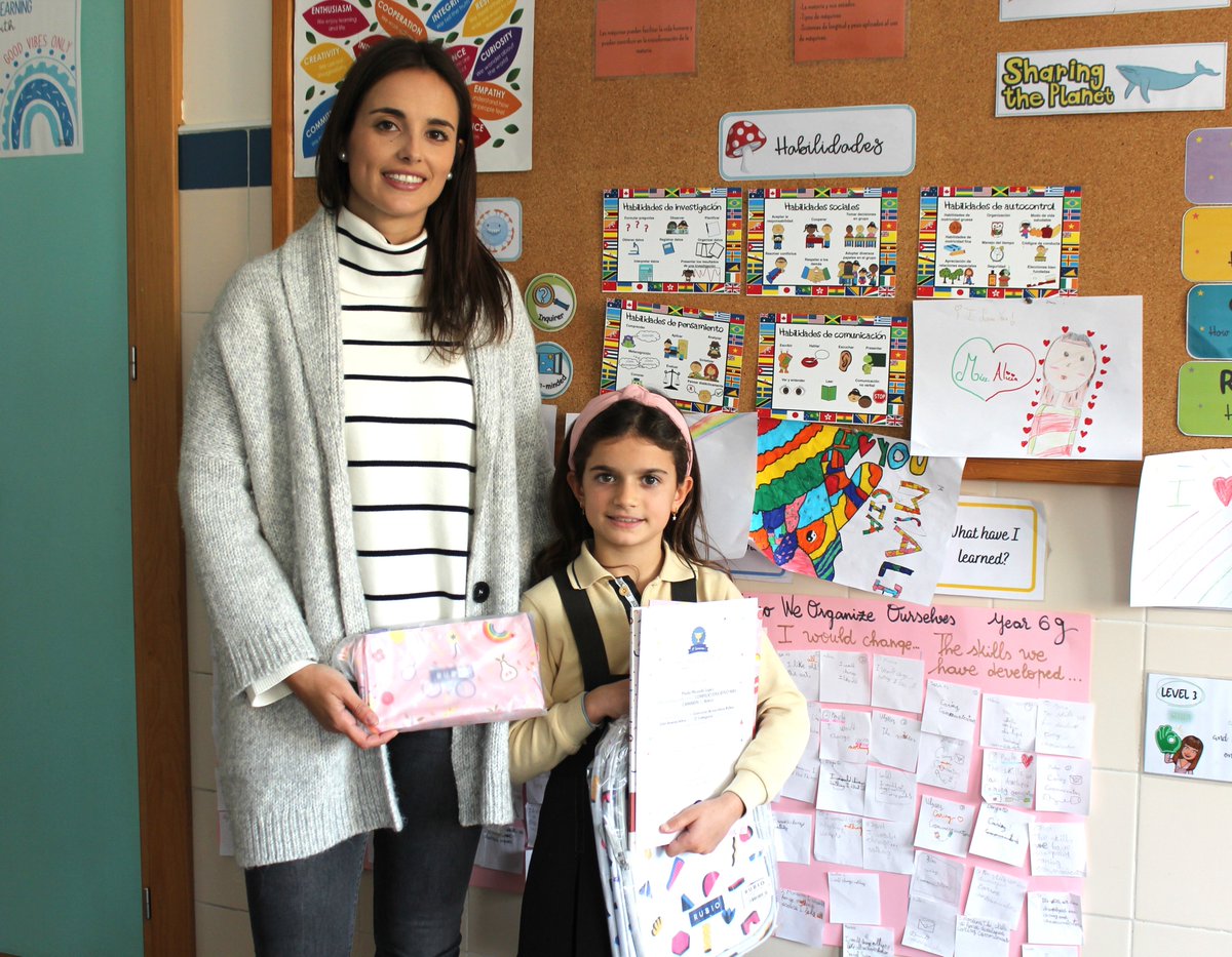 C_Mas_Camarena's tweet photo. Un año más nuestros alumnos de la Escuela Primaria han participado en el concurso nacional "𝒞ℴ𝓃 𝒷𝓊ℯ𝓃𝒶 𝓁ℯ𝓉𝓇𝒶" de @cuadernosrubio. 
✍️Nuestra alumna Elena ha sido la ganadora en la 3º categoría y sus compañeros, Paula y Álvaro, han sido finalistas. 
¡Enhorabuena! https://t.co/FpevvFKmz5