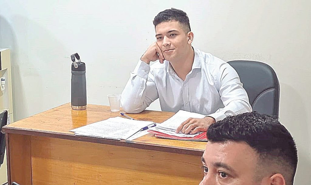jfergo86's tweet photo. Cuando, te falte remedio en un hospital o te hagan esperar en una sala donde no funciona el aire acondicionado.

Acordate que este mitai hijo de la Liberal Roya Torres gana 9millones al pedo. https://t.co/GSXsxjXyF8