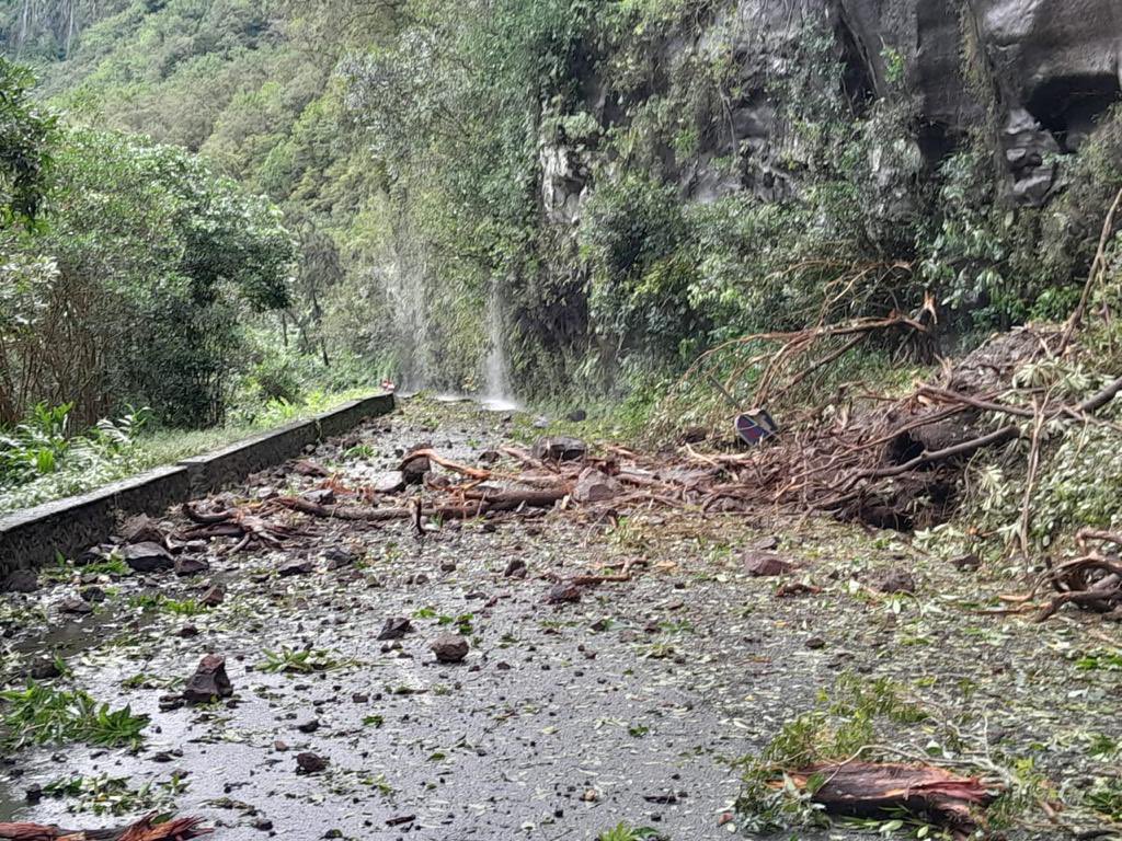 Le cyclone #Belal et ses conséquences dans la commune de Salazie 

Merci au service des routes du <a href="/departement974/">Département de La Réunion</a> et à <a href="/CyrilleMelchior/">Cyrille Melchior</a> pour leurs réactivités.