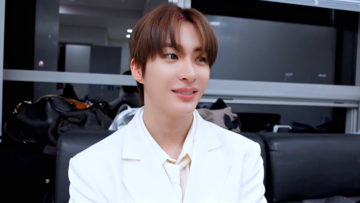 antonsfolder's tweet photo. PRINCE CHARMING https://t.co/1F8WVEFY5j