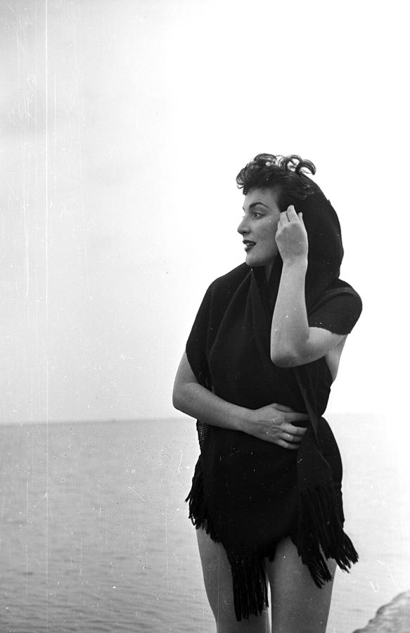 literlandweb1's tweet image. “Ya escondí un amor por miedo de perderlo. Ya perdí un amor por esconderlo. Ya me aseguré en las manos de alguien por miedo. Ya he sentido tanto miedo, hasta el punto de no sentir mis manos. Ya expulsé a personas que amaba de mi vida, ya me arrepentí por eso. Ya pasé noches…