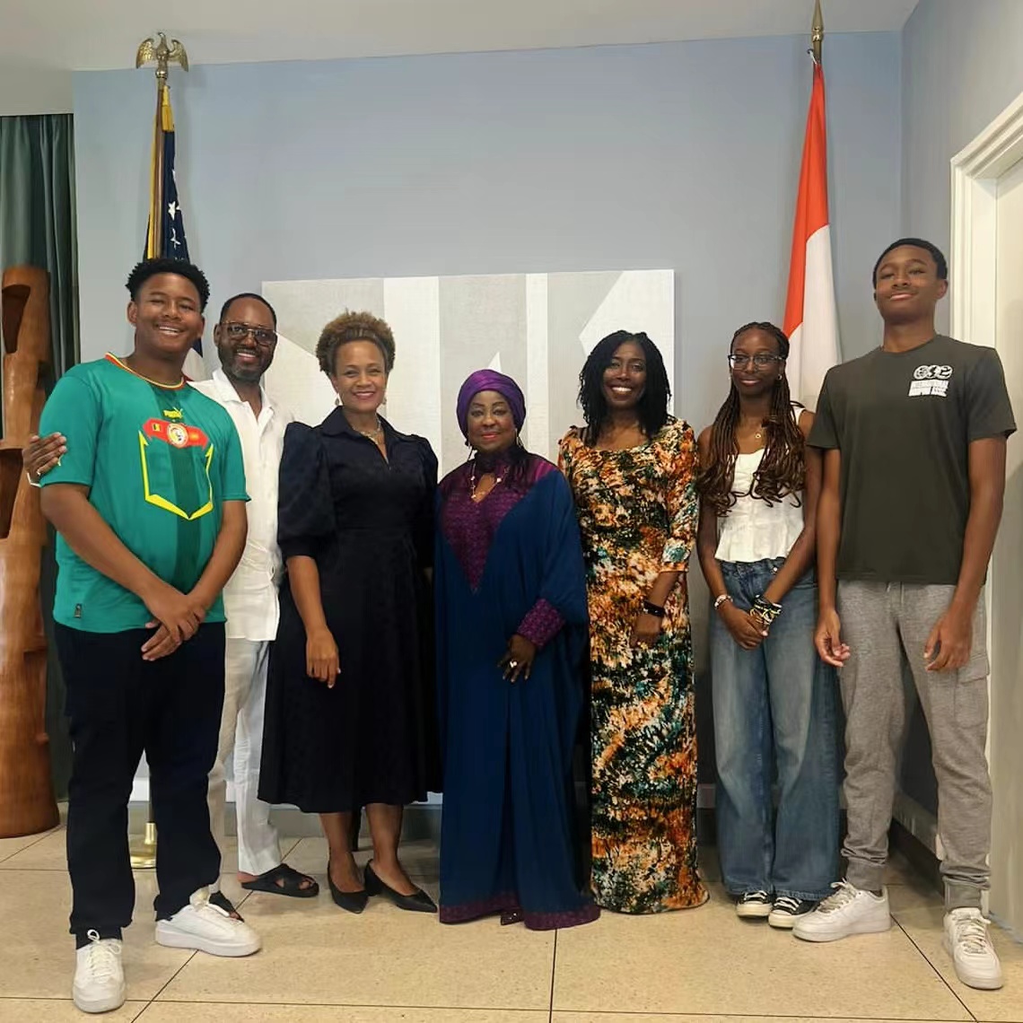 Delighted to meet the HE 🇺🇸 ambassador to 🇨🇮, Jessica Davis Ba, her husband—my brother Moctar Ba, @allafrica Executive Chairman & their family. I enjoyed our discussion on opportunities to empower young African 🚺 leaders through sport, culture, art & diplomacy. @hawasyberete