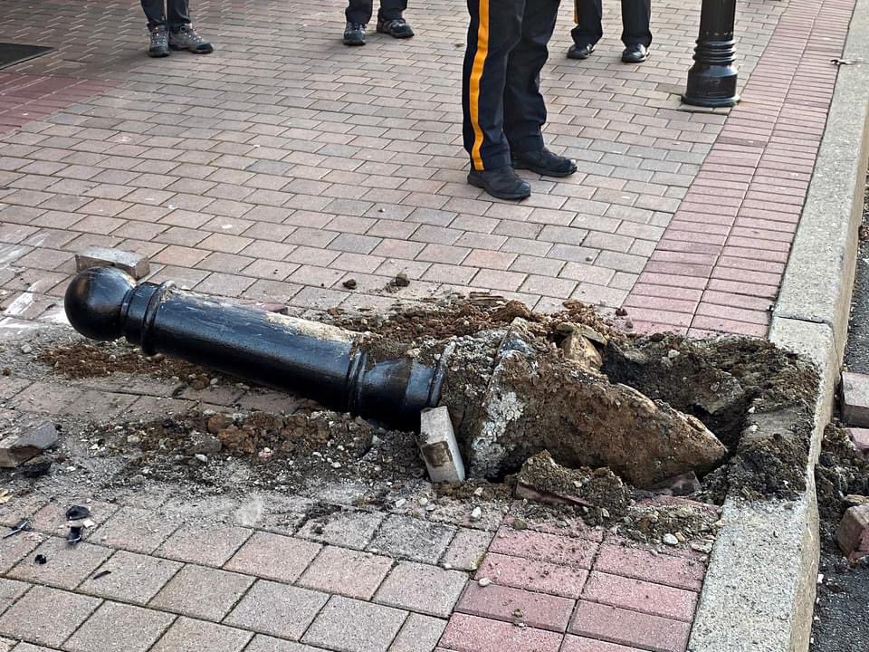 SUV narrowly misses hitting entrance to kosher grocery store after mounting curb and becoming impaled on protective bollard.  #FairLawn