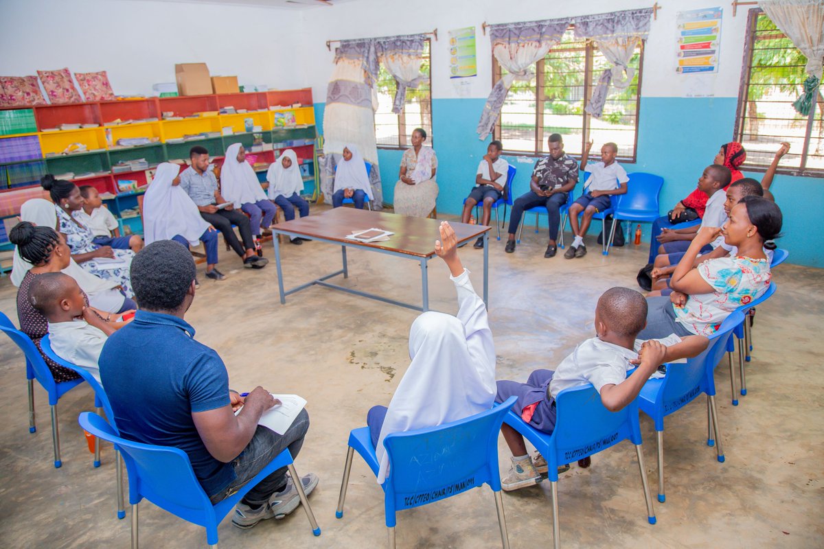 amend_tz's tweet photo. Wazazi, wazee, watendaji kata, maafisa maendeleo ya jamii, wanafunzi na @tanpol  wakishiriki majadiliano yenye lengo la kutengeza kanuni za maadili kwa waendesha pikipiki kibiashara (Bodaboda) ndani ya @TangaCC  kwa ufadhili wa @SwissDevCoop na kuratibiwa @Amend 
#SwissEmbassyTZ https://t.co/bg6ecclck8