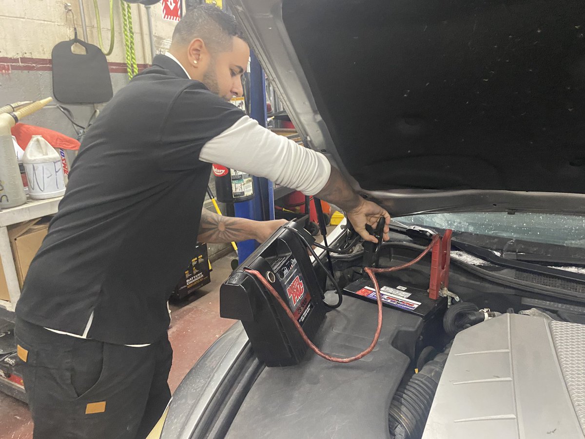 PauleenLe's tweet photo. TIP: For when your car battery dies this week because it’s so cold 🚗🥶 - red on red (positive charge) first then black (negative) remove in reverse order when you’re done - black first then red. Shout out to Wilson’s Auto World for the demo! @WCCO https://t.co/IAiybmqpGq