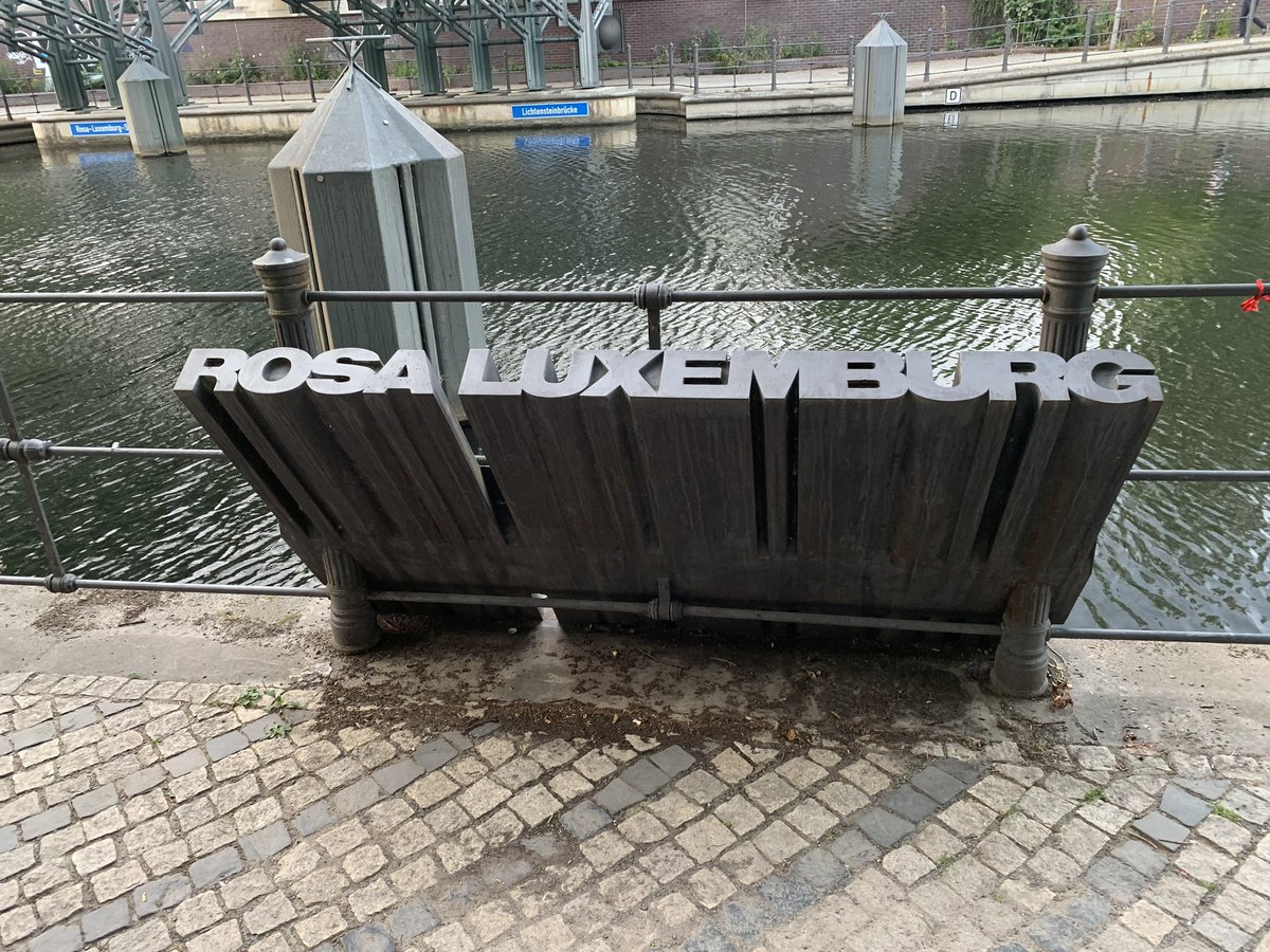 En el memorial a Rosa Luxemburgo en Berlin, Alemania. Un día como hoy, 15 de enero de 1919 recordamos fue asesinada #RosaLuxemburg nuestra #RosaRoja. Su cuerpo arrojado al canal Landwehr.
En ese lugar, en el puente Lichtenstein se erige el monumento a Rosa Luxemburg.