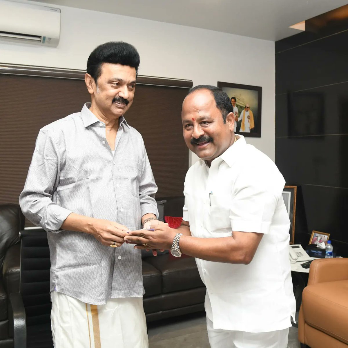 APNandakumarMLA's tweet photo. இன்று தமிழ் புத்தாண்டு மற்றும் பொங்கல் திருநாளை முன்னிட்டு நம் @arivalayam தலைவரும் மாண்புமிகு @CMOTamilnadu அண்ணன் திரு @mkstalin அவர்களை நேரில் சந்தித்து வாழ்த்துகள் தெரிவித்த போது. https://t.co/947bMBPIYc
