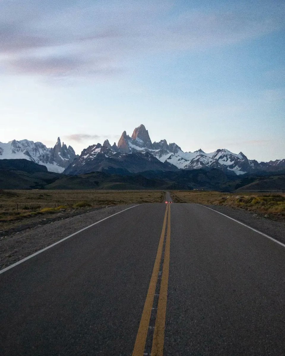 Una de las rutas escénicas más imponentes de Argentina: Ruta Provincial 41 (ex 23), o más conocida como la ruta que nos lleva a la "Capital Nacional del Trekking".

📍El Chaltén. Pcia de Santa Cruz. Patagonia Argentina.
Fotos y repost @matiderisio.guia