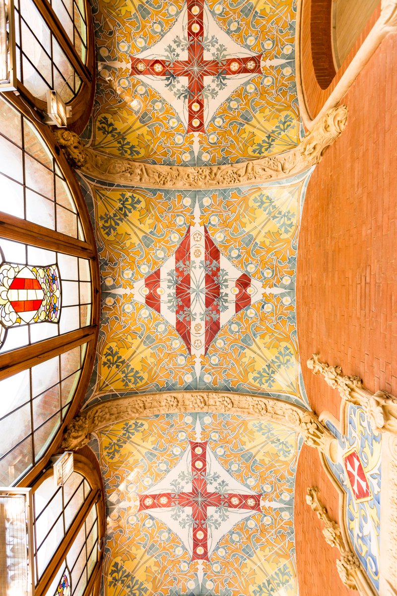 #Taldiacomavui de 1902 es va col·locar la primera pedra de l'Hospital de la Santa Creu i Sant Pau, magna obra de Lluís Domènech i Montaner. En alguns llocs de l'hospital hi ha banderes catalanes amb els 4 pals vermells no sobre un fons groc sinó blanc. Per què blanc? | 📷 HSCSP