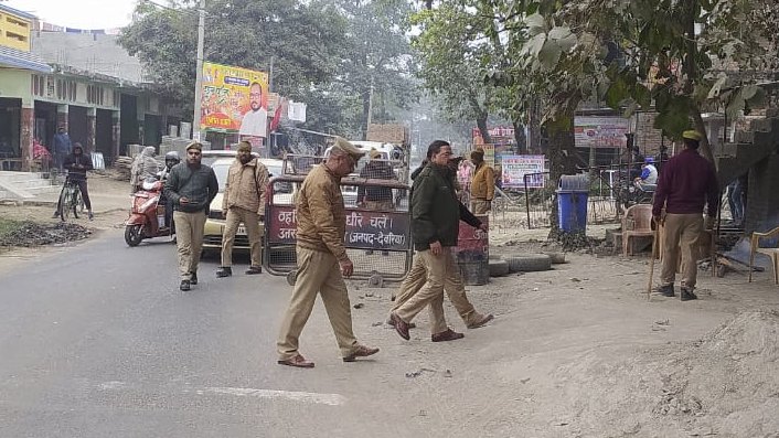 DeoriaPolice's tweet photo. #DeoriaPolice
अपर पुलिस अधीक्षक देवरिया द्वारा थाना श्रीरामपुर क्षेत्रान्तर्गत चेक पोस्ट का निरीक्षण किया गया एवं सम्बन्धित पुलिस बल को बैरियर ड्यूटी हेतु ब्रीफ कर आवश्यक दिशा निर्देश दिए गए ।
#UPPolice https://t.co/eJLBDV8eNw