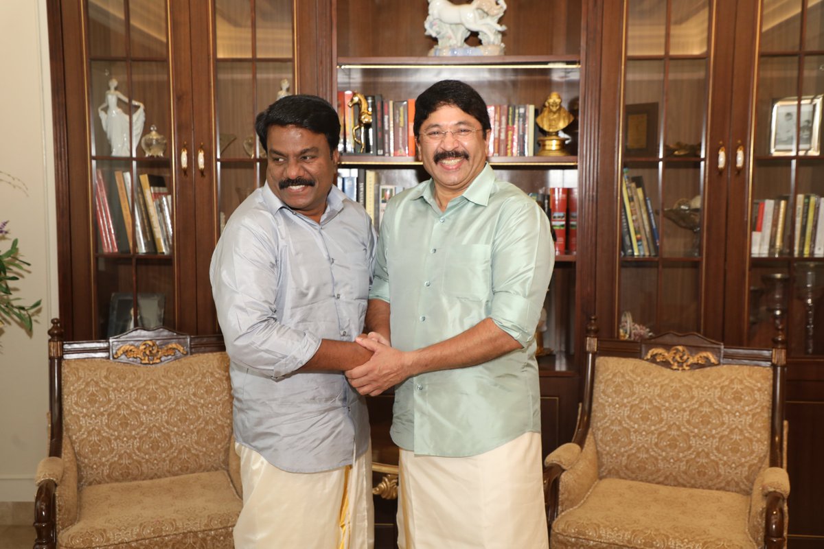 nchitrarasu's tweet photo. தைத்திருநாள் - தமிழர் திருநாளை முன்னிட்டு, மத்திய சென்னை நாடாளுமன்ற உறுப்பினர் அண்ணன் @Dayanidhi_Maran அவர்கள், கழக இணை அமைப்புச் செயலாளர் அண்ணன் அன்பகம் கலை அவர்களையும் நேரில் சென்று சந்தித்து வாழ்த்துகளை பெற்று மகிழ்ந்தோம்.
#சமத்துவப்_பொங்கல் https://t.co/I7Gq2Z7x1Z