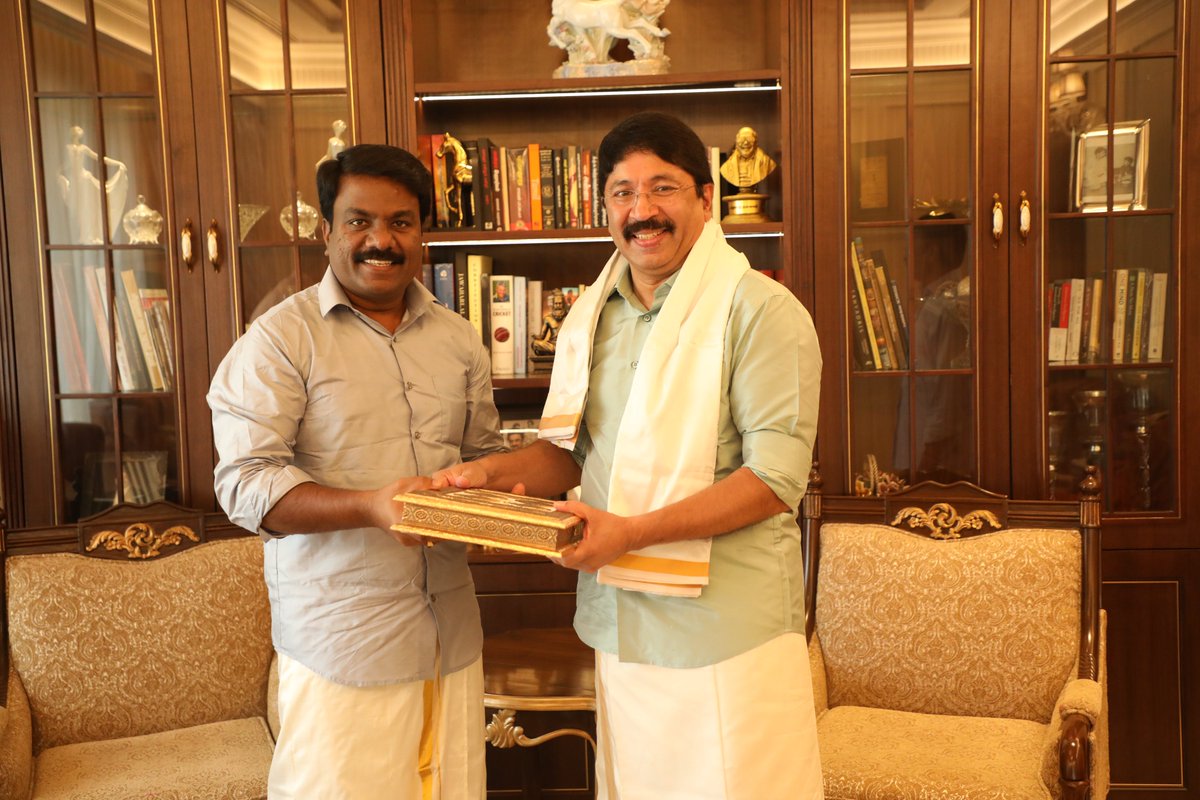 nchitrarasu's tweet photo. தைத்திருநாள் - தமிழர் திருநாளை முன்னிட்டு, மத்திய சென்னை நாடாளுமன்ற உறுப்பினர் அண்ணன் @Dayanidhi_Maran அவர்கள், கழக இணை அமைப்புச் செயலாளர் அண்ணன் அன்பகம் கலை அவர்களையும் நேரில் சென்று சந்தித்து வாழ்த்துகளை பெற்று மகிழ்ந்தோம்.
#சமத்துவப்_பொங்கல் https://t.co/I7Gq2Z7x1Z