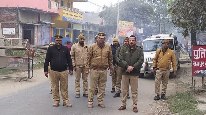 DeoriaPolice's tweet photo. #DeoriaPolice
अपर पुलिस अधीक्षक देवरिया द्वारा थाना श्रीरामपुर क्षेत्रान्तर्गत चेक पोस्ट का निरीक्षण किया गया एवं सम्बन्धित पुलिस बल को बैरियर ड्यूटी हेतु ब्रीफ कर आवश्यक दिशा निर्देश दिए गए ।
#UPPolice https://t.co/eJLBDV8eNw