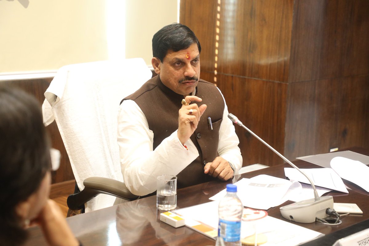 DrMohanYadav51's tweet photo. आज मंत्रालय में वरिष्ठ अधिकारियों के साथ विक्रम महोत्सव 2024 की तैयारियों के संबंध में समीक्षा बैठक की एवं आवश्यक निर्देश दिए। https://t.co/AVxWPlCoMb